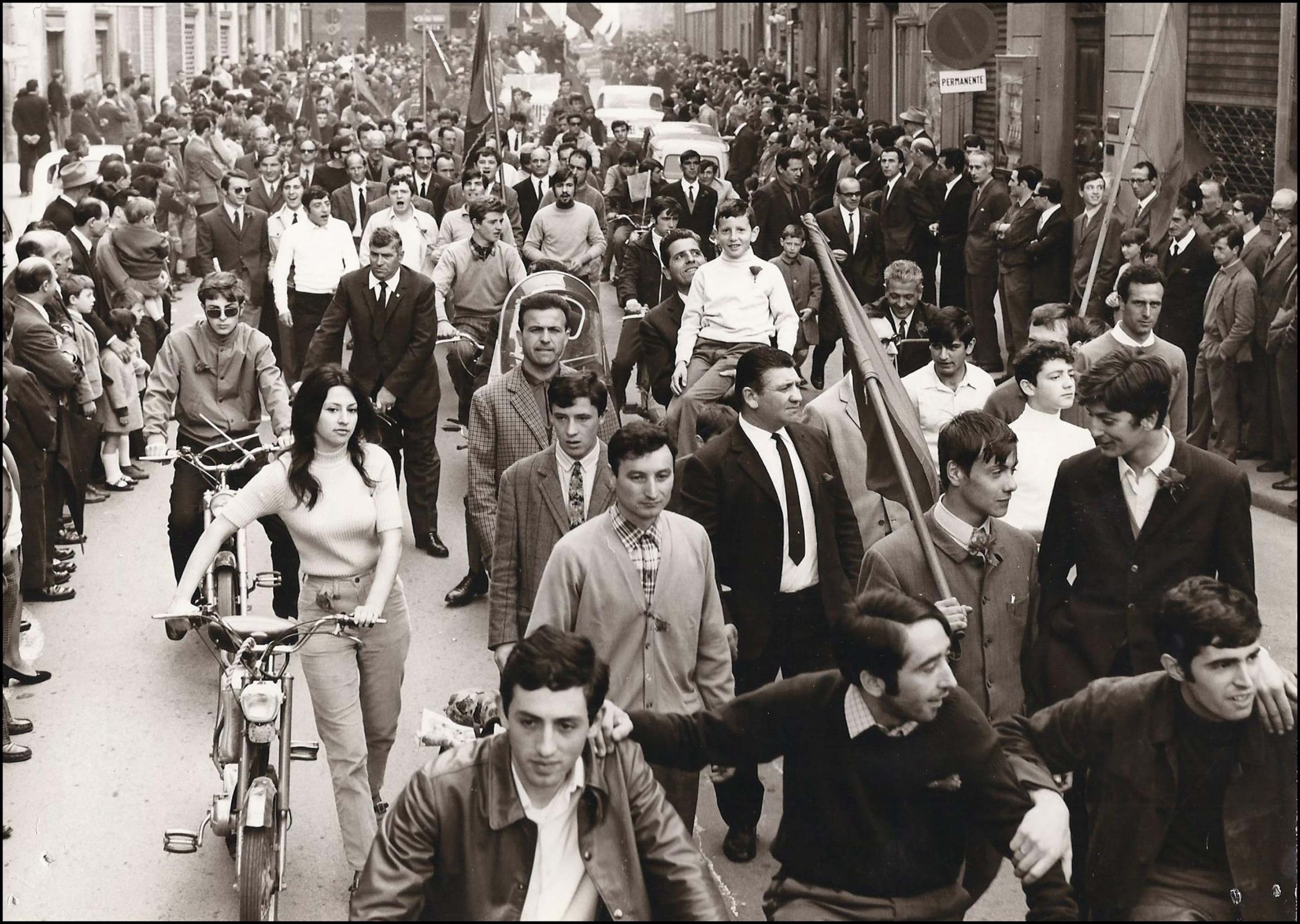 Fig. 2. La fotografia come documento da “leggere”: il 1° maggio del 1969 a Pistoia (giovani, emancipazione femminile, avvento dei “motorini”).