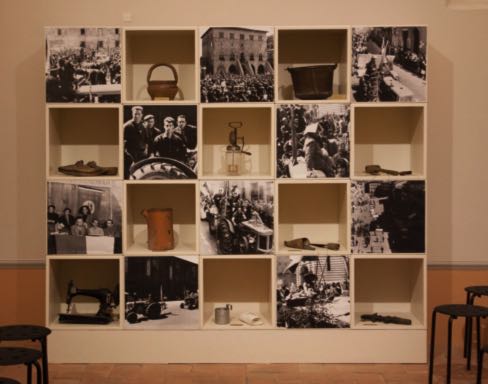 Figg. 5-6. I pannelli di contestualizzazione e una parte dell’allestimento della mostra “La mezzadria nel Novecento. Lavoro, storia, memoria”.