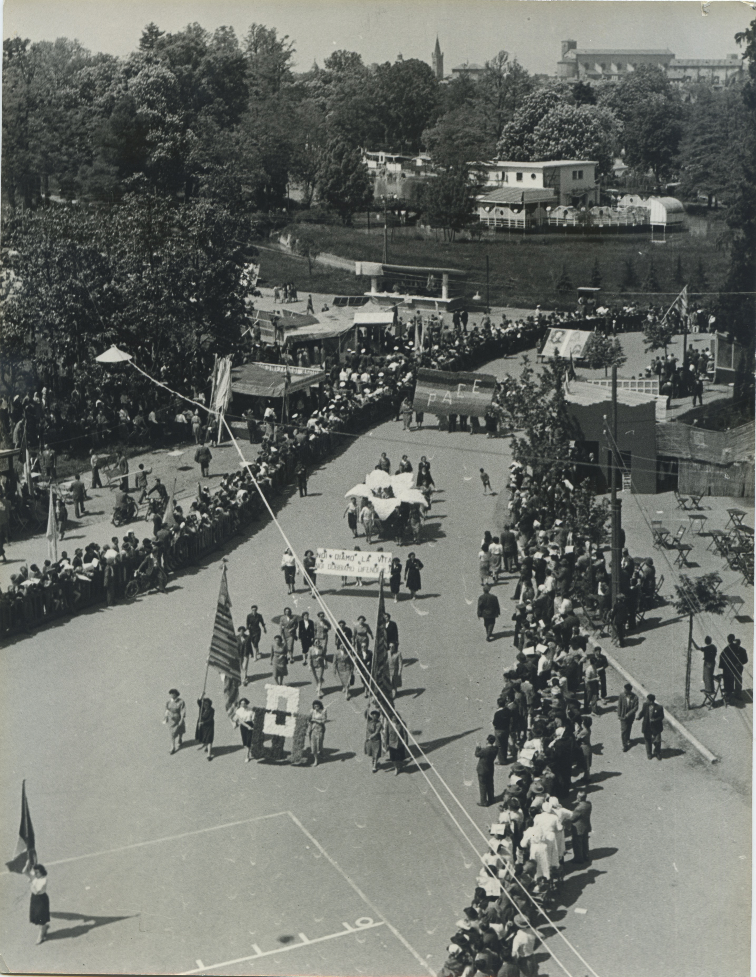Fig. 2. Manifestazione per la pace ai Giardini Margherita in occasione della Festa de l'Unità, Bologna, Settembre 1950 (Foto Gnani).