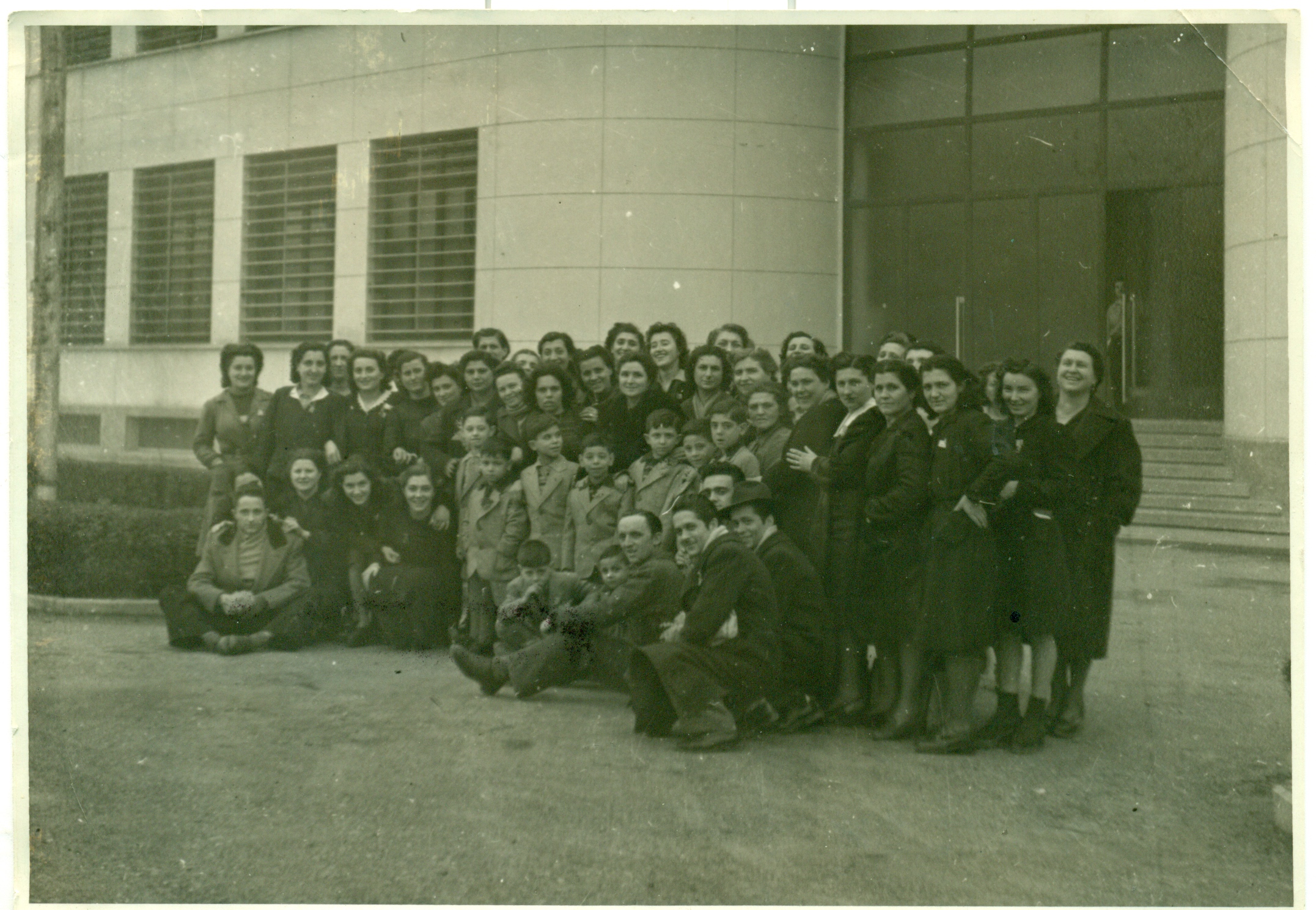 Fig. 4. Operai e operaie della Weber con i bambini provenienti da Napoli in visita alla fabbrica, Bologna, [8 marzo 1946].