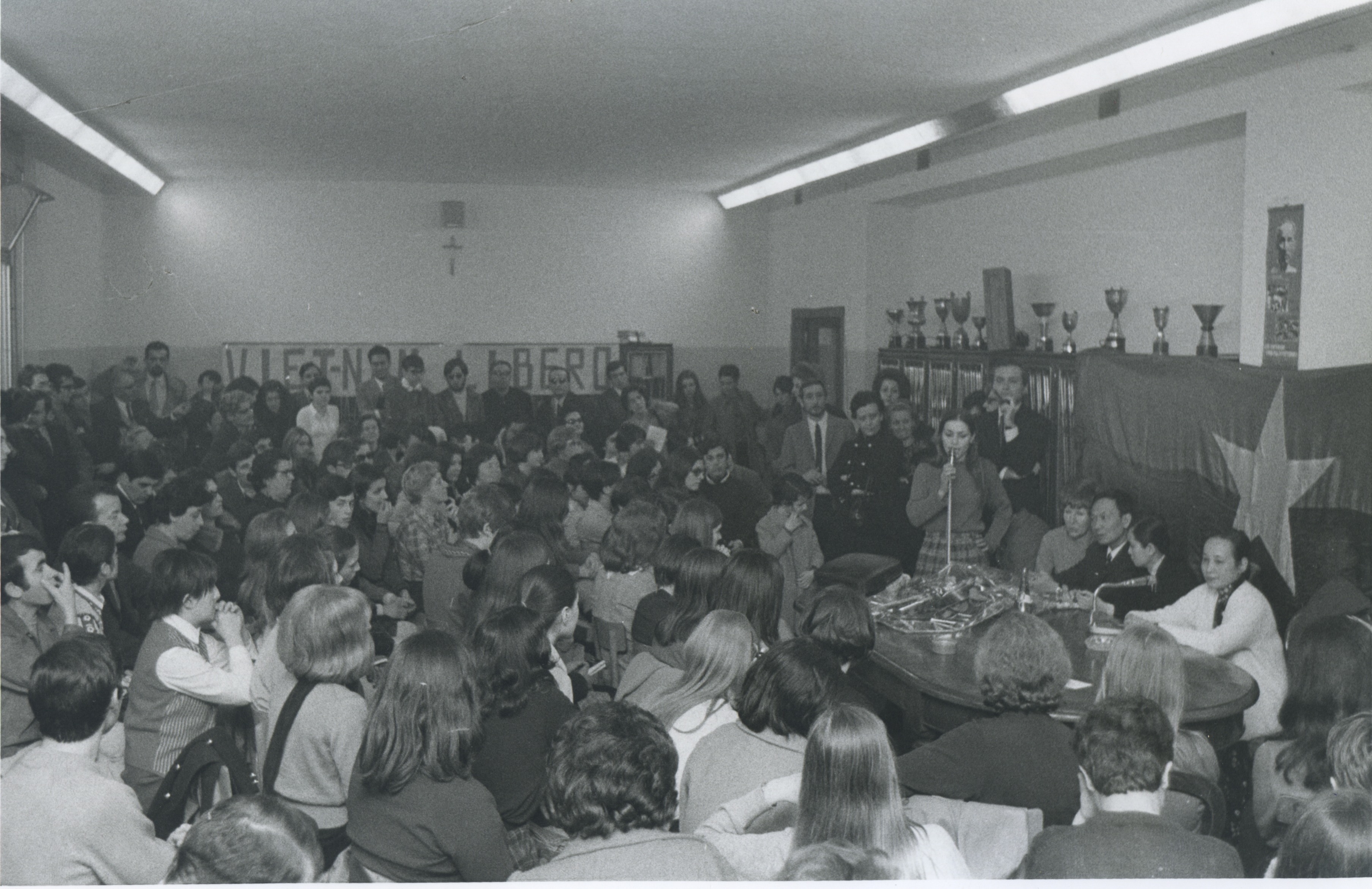 Fig. 5. Assemblea contro la guerra in Vietnam con la partecipazione di una delegazione vietnamita, Bologna, 15 Marzo 1969 (Enrico Pasquali).