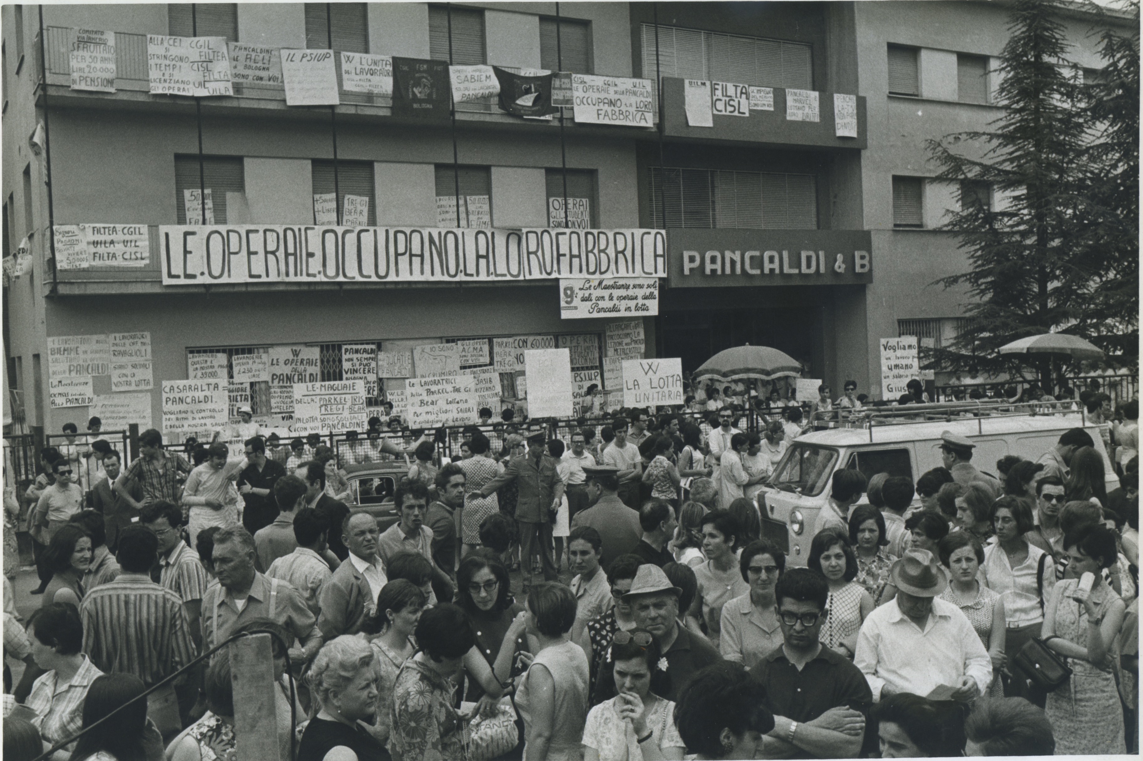 Fig. 6. Occupazione della Camiceria Pancaldi, Bologna, 4 Luglio 1968 (Enrico Pasquali).