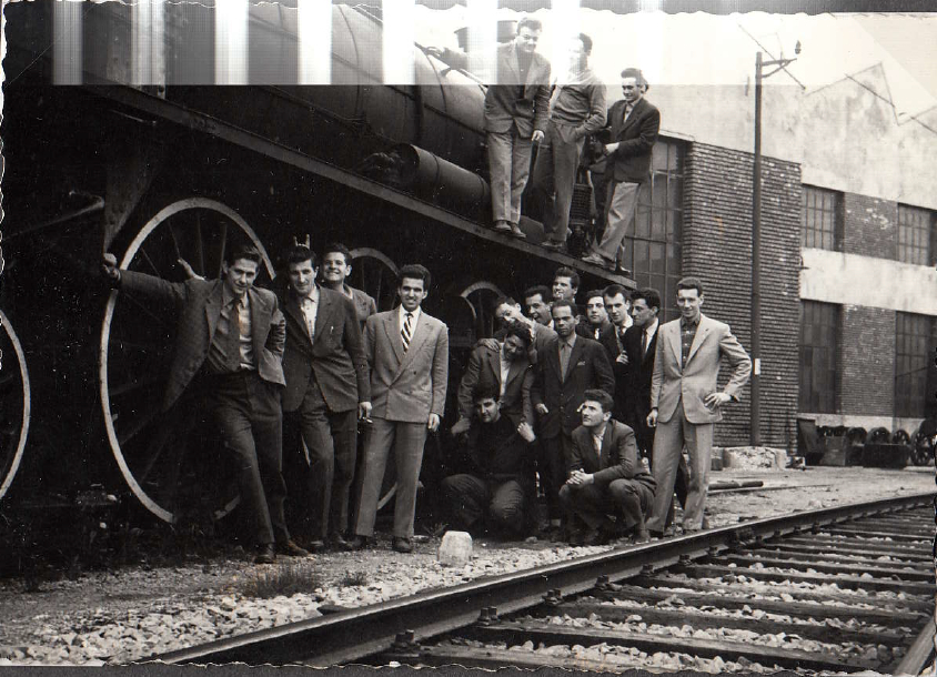 Fig. 6. Udine, 1957. Deposito locomotive di Udine. Renato Criscuoli e i suoi compagni della Scuola aiuto macchinisti.
