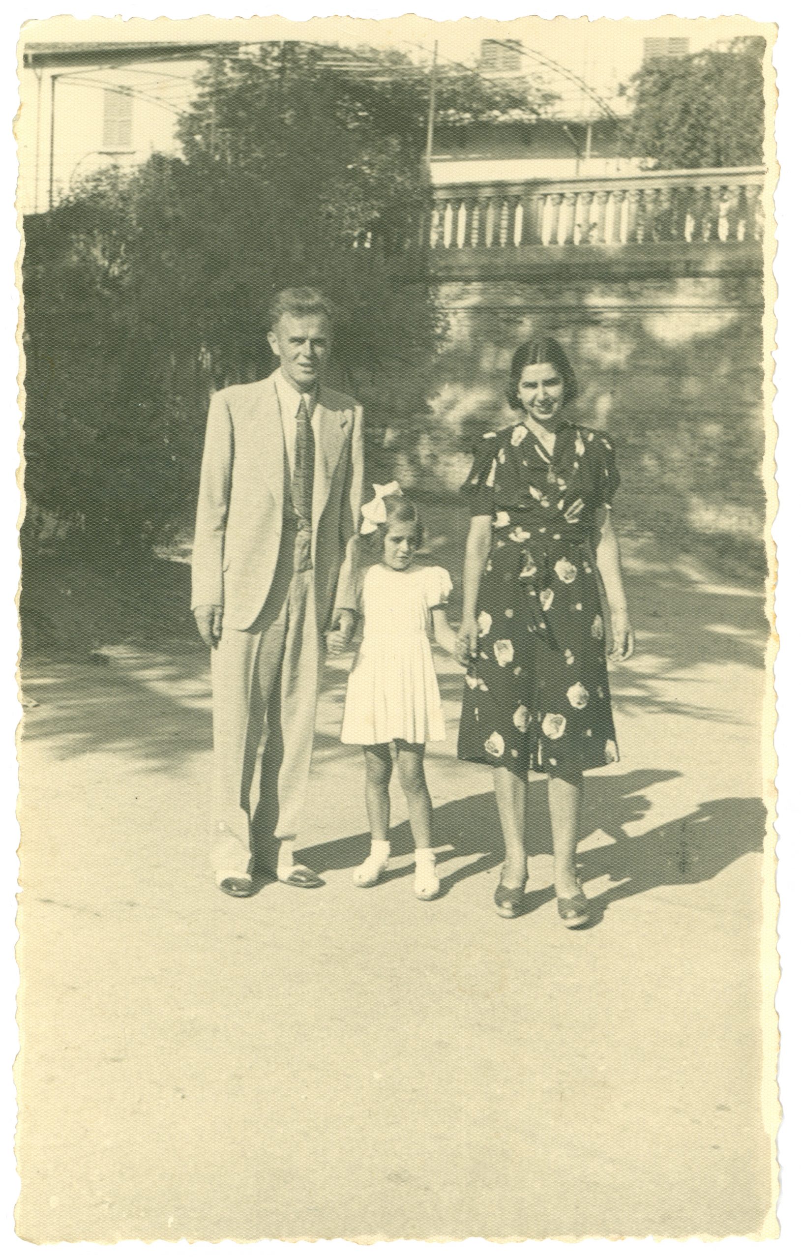 Fig. 9. Oddino Montanari, la figlia Norma e Vittoria Aldama a Cesena nel 1943 dopo il ritorno da Ventotene.