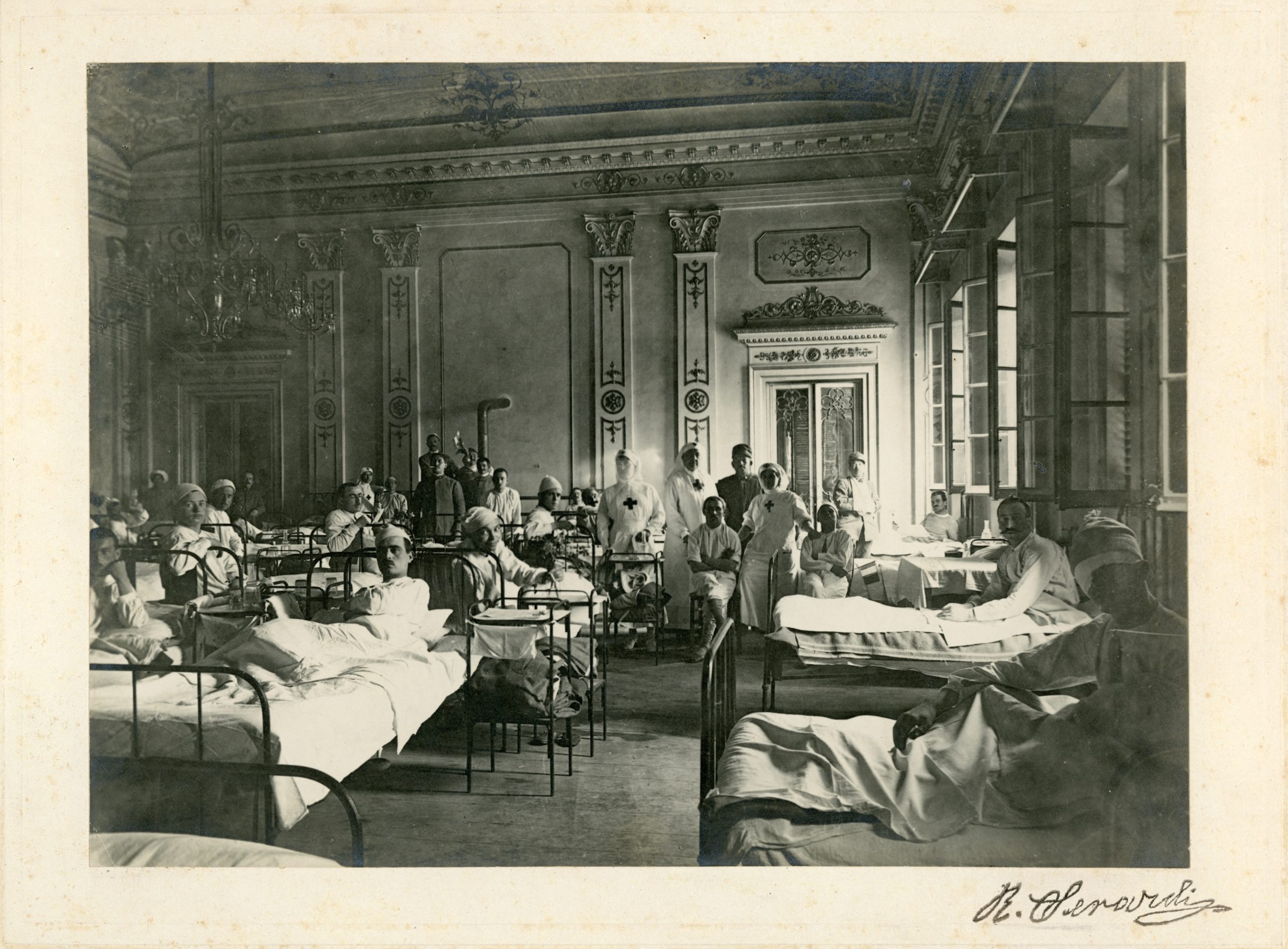 Fig. 2. L’ospedale militare nel ridotto del teatro municipale di Reggio Emilia, 1918 (Fototeca Biblioteca Panizzi di Reggio Emilia).