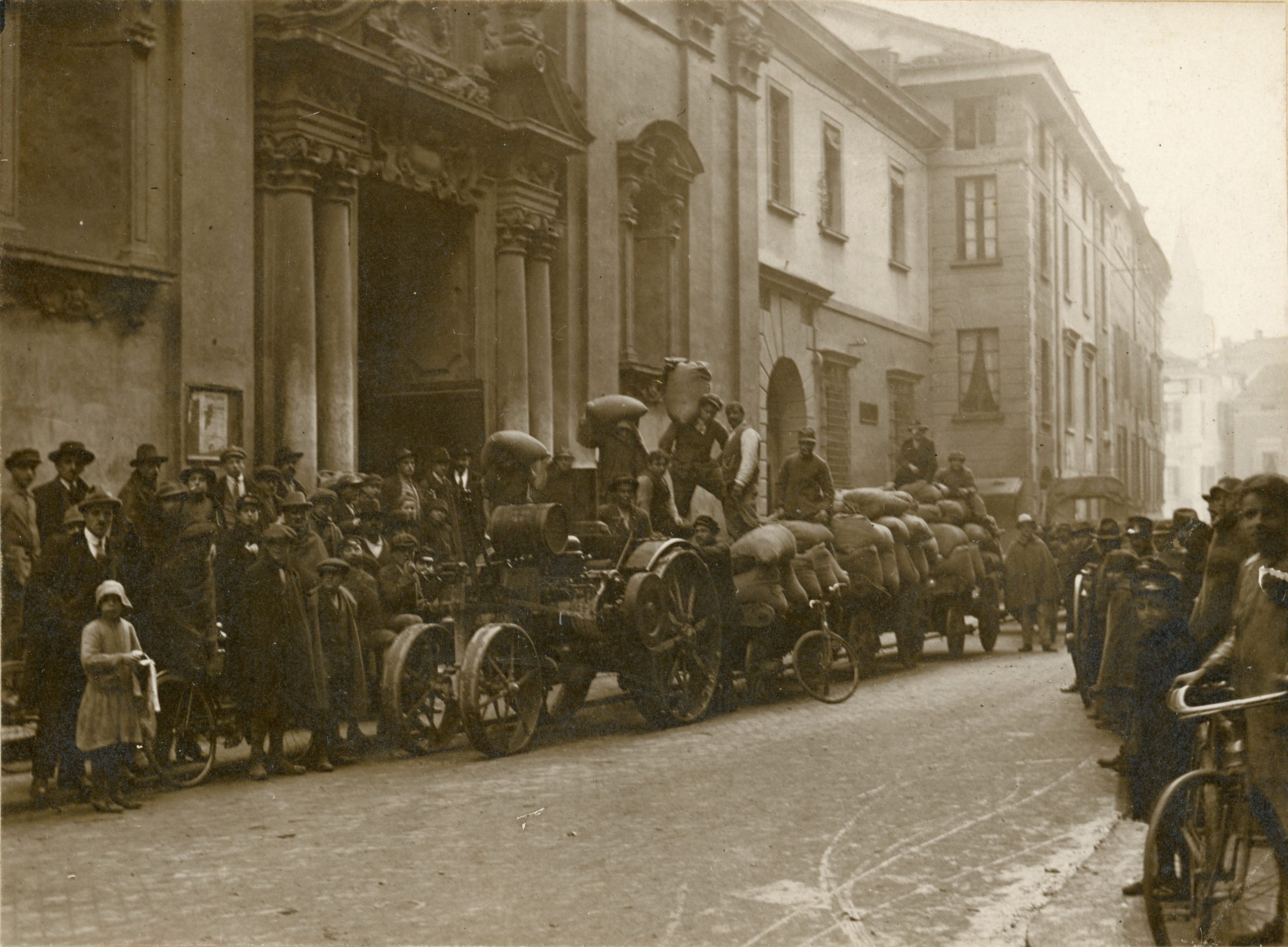 Fig. 3. Scarico del grano nei magazzini della chiesa di San Giorgio a Reggio Emilia, 1915 (Fototeca Biblioteca Panizzi).