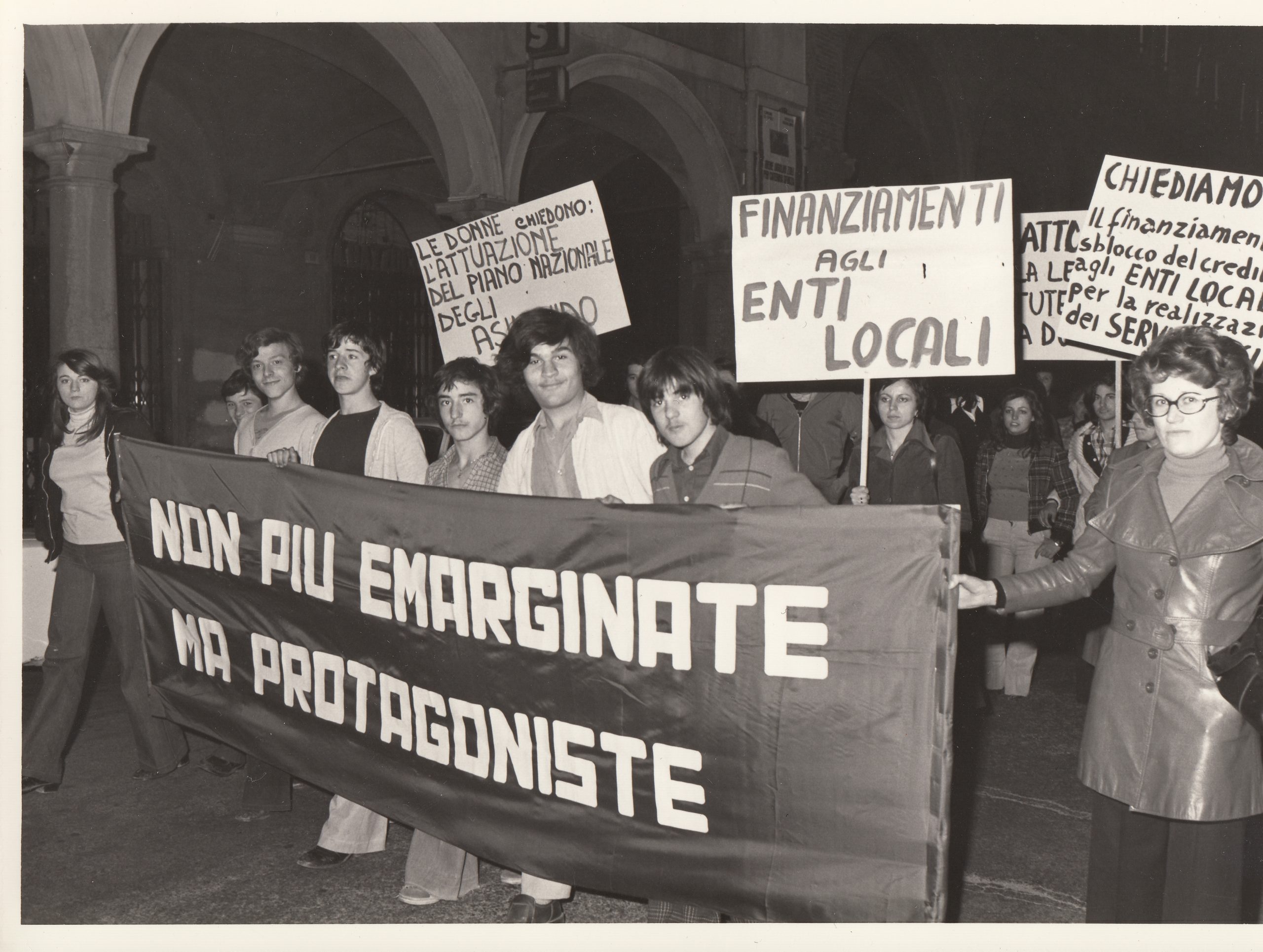 Fig. 10. Manifestazione Udi sull'infanzia e il nuovo diritto di famiglia, Forlì, 1974 (Foto M. Minisci).