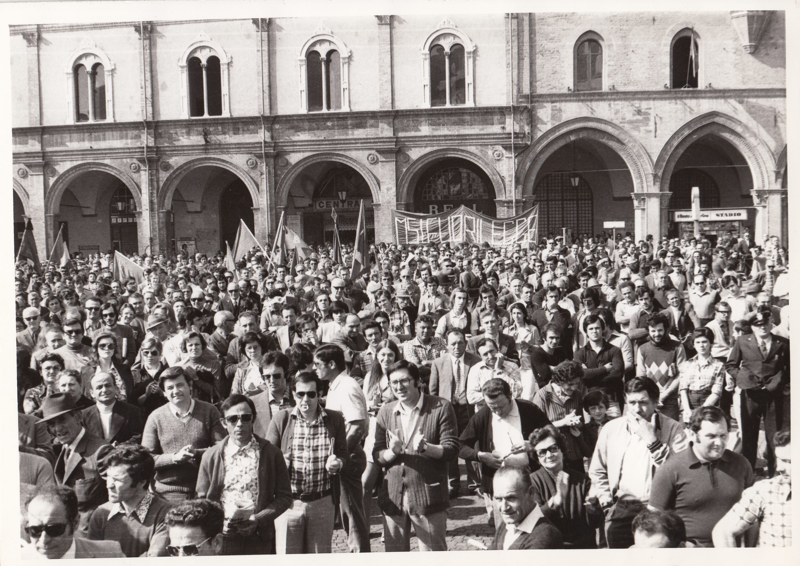 Fig. 5. Manifestazione in reazione alla strage di Piazza Della Loggia a Brescia, 29 maggio 1974 (Foto M. Minisci).