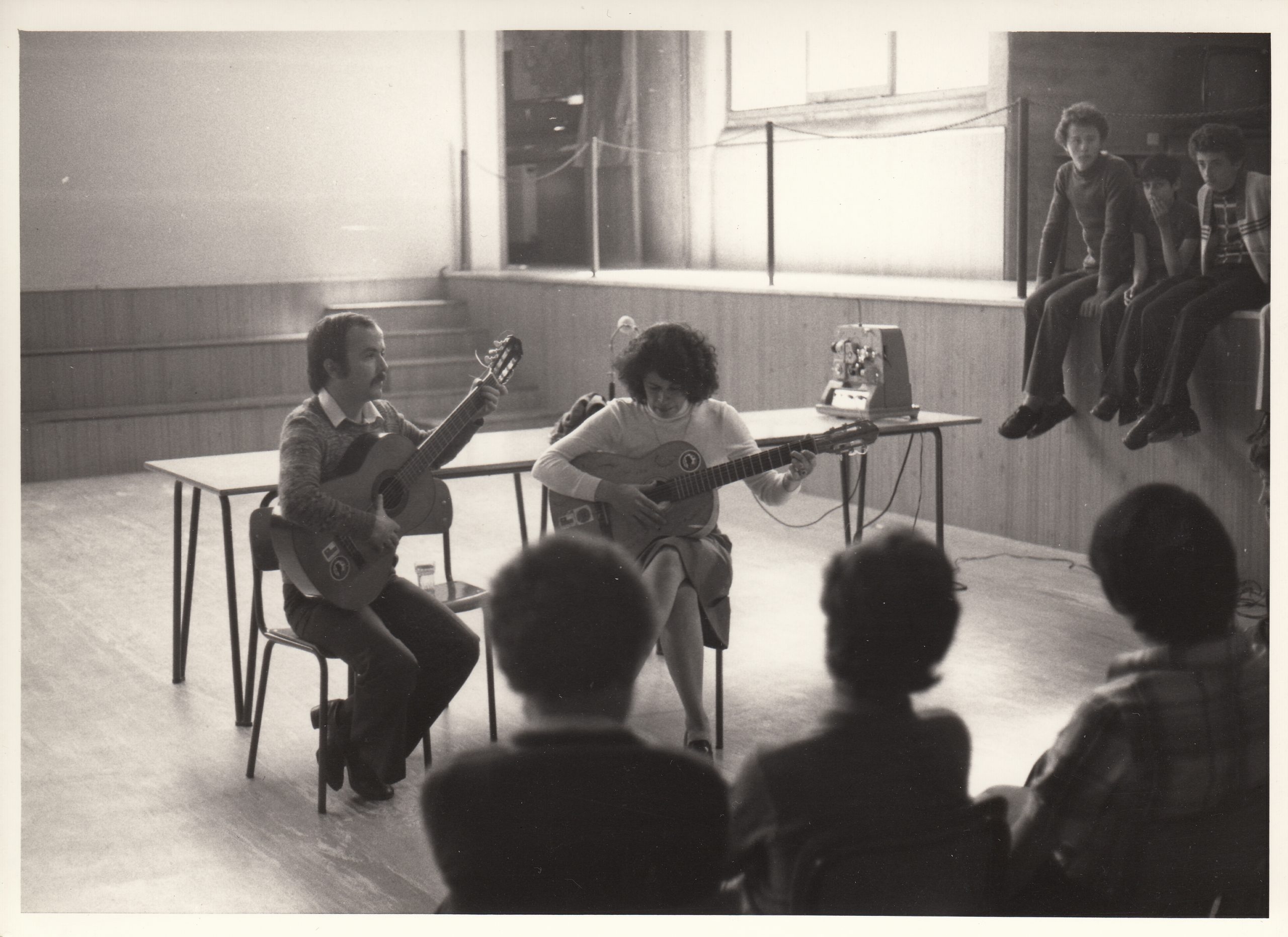 Fig. 7. Profughi cileni cantano in una scuola di Forlì (Foto M. Minisci).