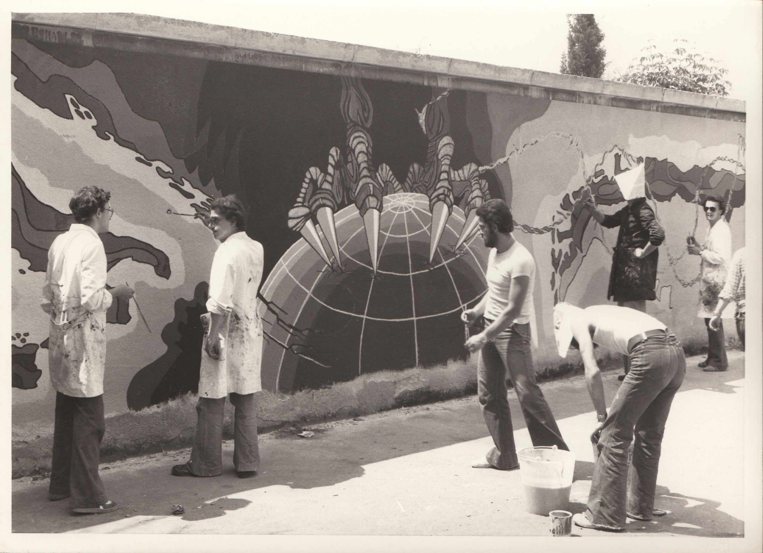Fig. 8. Realizzazione del Murales di Via Roma, Forlì, 1976 (Foto M. Minisci).