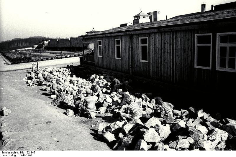Fig. 2. Prigionieri che lavorano la pietra estratta nelle cave di Mauthausen, 1942/1943 (Bundesarchiv, Bild 192-345 / CC-BY-SA 3.0).