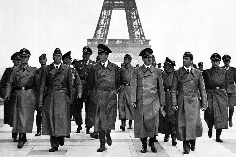Fig. 3. Dopo la resa della Francia, Hitler visita Parigi con una delegazione di collaboratori e SS. Accanto al Führer, in prima fila, gli architetti Albert Speer e Hermann Giesler, lo scultore Arno Breker, 23 giugno 1940 (Bundesarchiv, Bild 183-H28708 / CC-BY-SA 3.0).