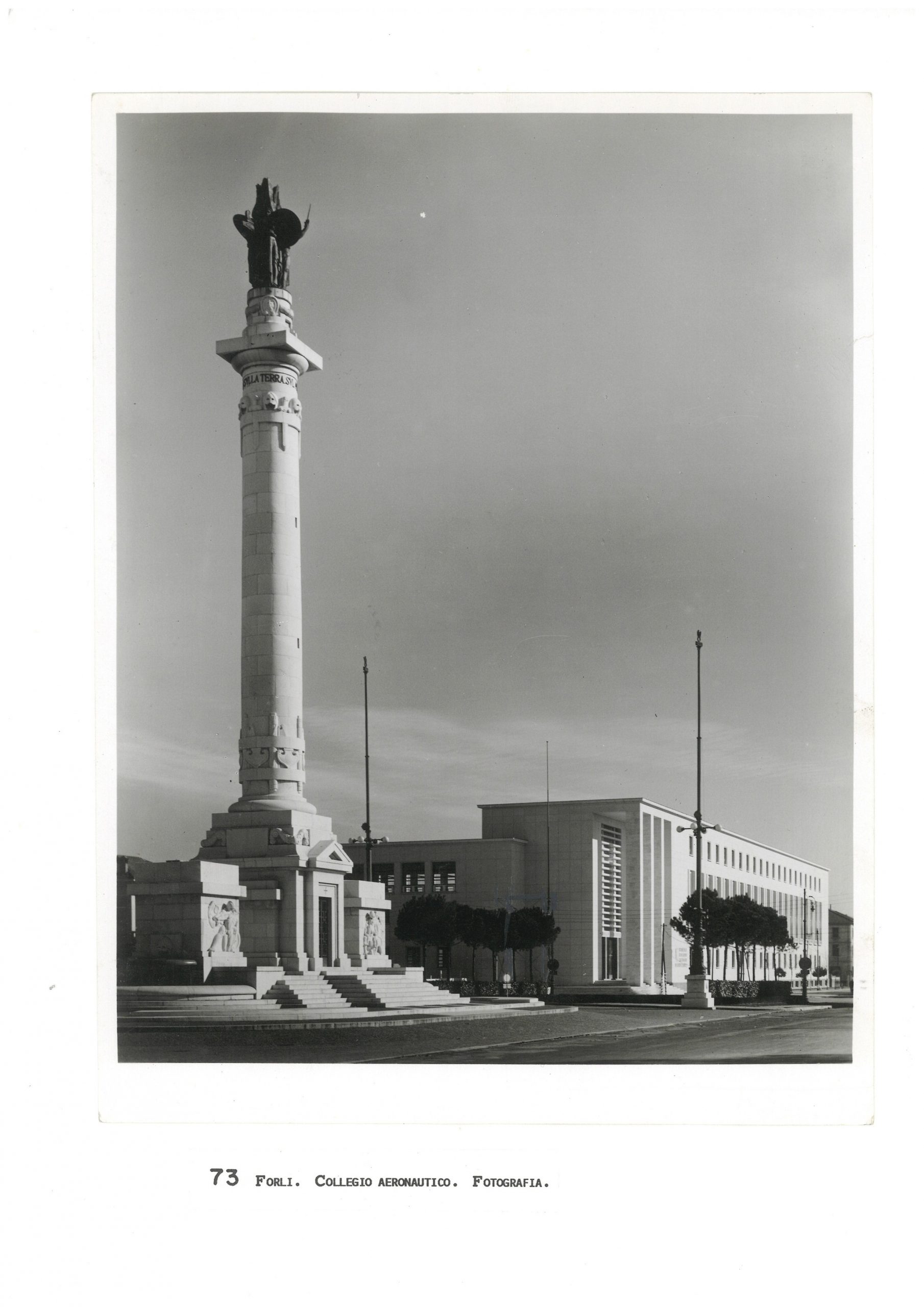 Fig. 4. Monumento ai caduti e Collegio aeronautico (Archivio storico Cesare Valle, Roma).