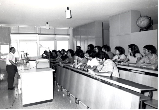 Foto 6. Laboratorio di fisica. Istituto tecnico statale di Bari, Foto Ramosini, anni Cinquanta. Archivio storico Indire, Fondo fotografico (02.240.004).